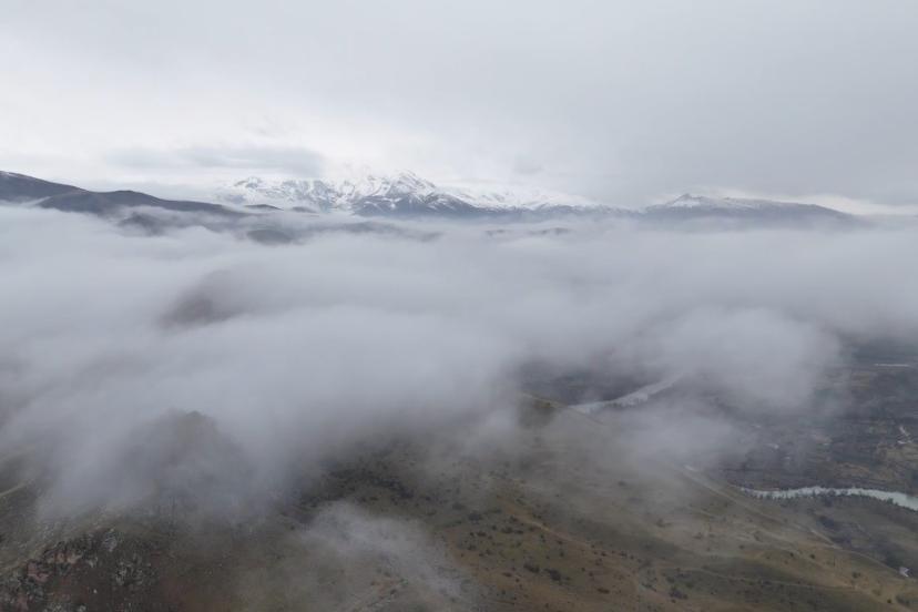 Erzincan’da sis bulutları doğayı masalsı bir görünüme bürüdü