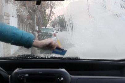 Erzincan’da soğuk hava etkili oldu: Araç camları buz tuttu