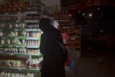 Erzincan’da vatandaşlar marketlerde cep telefonu ışığıyla alışveriş yaptı