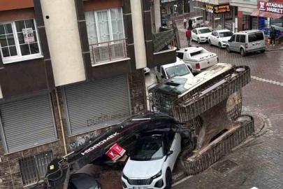 Esenyurt’ta tır dorsesindeki iş makinesi devrildi: 2 otomobil hasar gördü