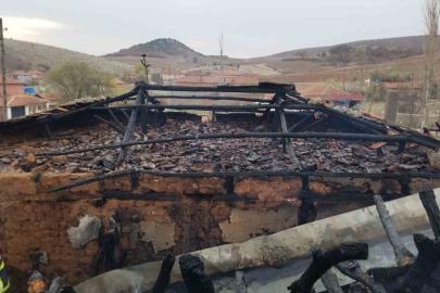 Eski kıyafetleri tandırda ateşe verdi, çatı alev alev yandı