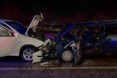 Eskişehir-Afyonkarahisar karayolunda iki araç kafa kafaya çarpışt: 3’ü çocuk 9 yaralı