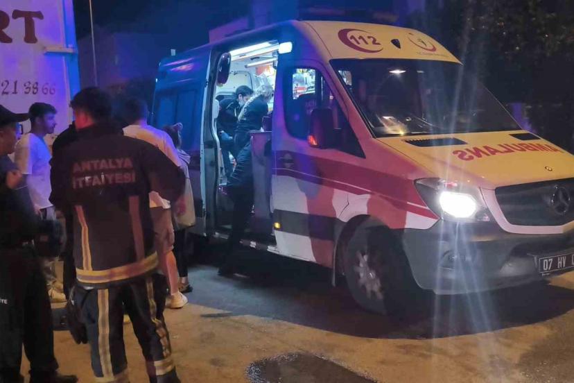 Evde yakılan mumlar yangına sebep oldu, binada panik yaşandı