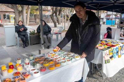 Evinde ürettiği estetik mumları stantta vatandaşlarla buluşturuyor
