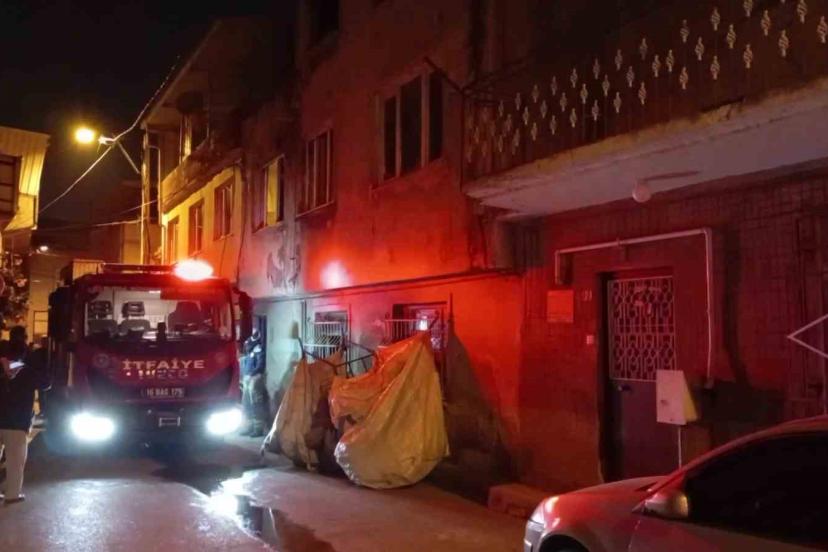 Evini yakarak intihar etmeye kalkıştı