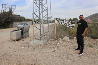 Evinin yanındaki araziye çöp atanlardan bıktı, çözümü "Buraya çöp atan şerefsizdir" yazısıyla buldu