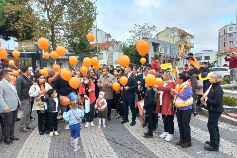 Ezine’de Lösemili Çocuklar Haftası yürüyüşü