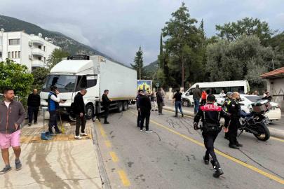Fethiye’de freni patlayan kamyon, öğrenci servisine çarptı