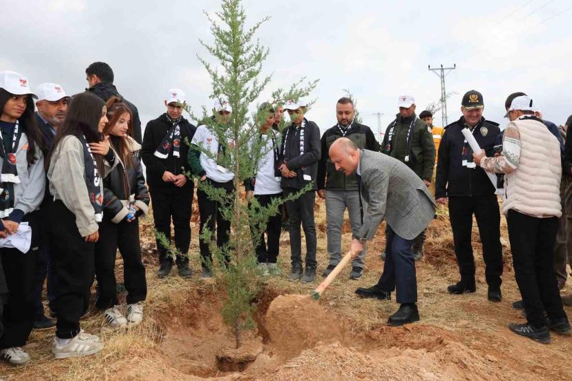 Fidanlar şehitler için toprakla buluştu
