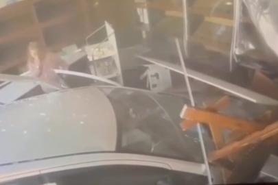 Fırına dalan otomobil ortalığı savaş alanına çevirdi... O anlar kamerada