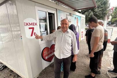 Fiyatın yarısından daha ucuza ekmek satınca metrelerce kuyruk oluştu