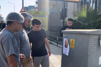 Fotoğrafı gören uzun uzun baktı: "Kızlarınızı bu adamdan uzak tutun" yazılı afişler ortalığı karıştırdı