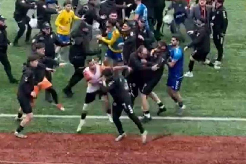 Futbol sahası ringe döndü, 24 kırmızı kart çıktı