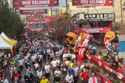 Gaziantep’te 7. Gazi Yarı Maratonu bin 498 sporcunun katılımıyla başladı