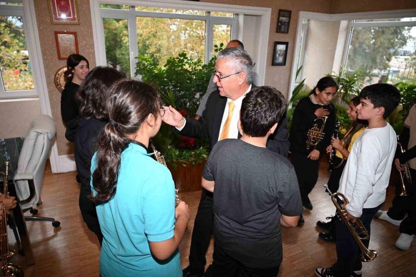 Geleceğin müzisyenlerinden Başkan Topaloğlu’na Öğretmenler Günü sürprizi