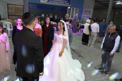 Gelin damat düğünü yarıda kesip Ata’sını andı