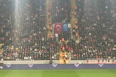 Gençlerbirliği taraftarları tribüne Doğu Türkistan bayrağı astı