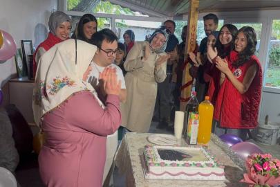 Gençlerden down sendromlu kardeşlere yürek ısıtan doğum günü sürprizi