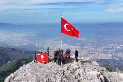 Görme engelliler Spil Dağı zirvesinde bayrak değiştirdi