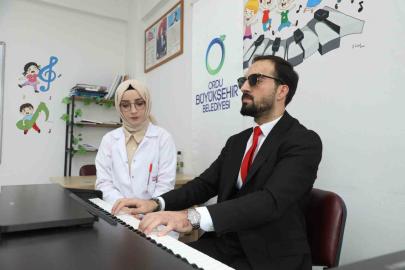 Görmeyen gözlerle değil, hisseden kalple çalıyor