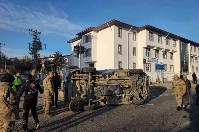 Gümüşhane’de belediye makam aracı ile jandarma minibüsü çarpıştı: 2 asker yaralandı