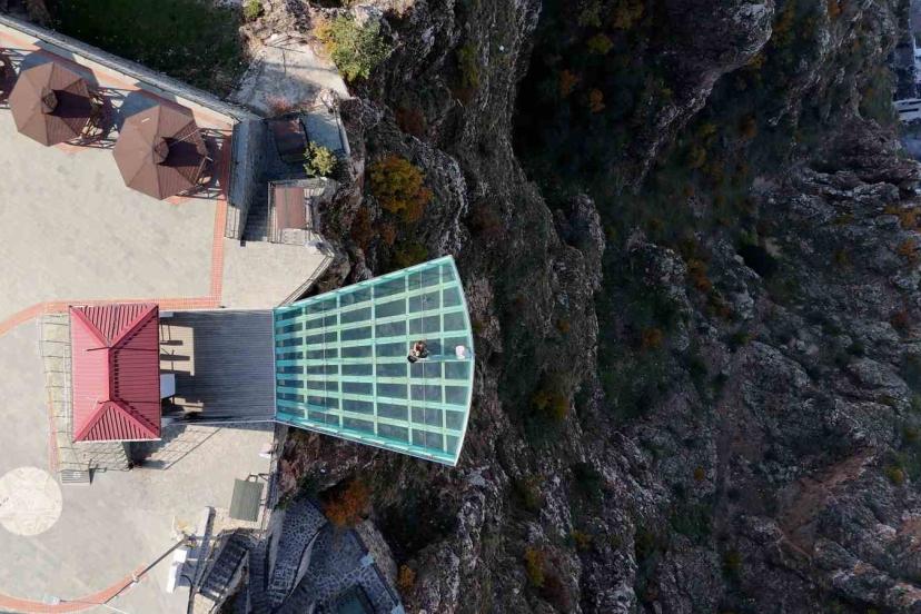 Gümüşhaneli müzisyenden tarihi mekanlarda viyolonsel ile eşsiz performans