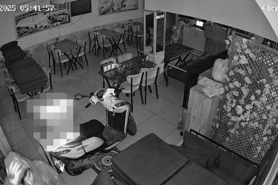 Güvenlik kamerasını etkisiz hale getirdi, kasadaki parayı ve motosikleti çalıp kayıplara karıştı