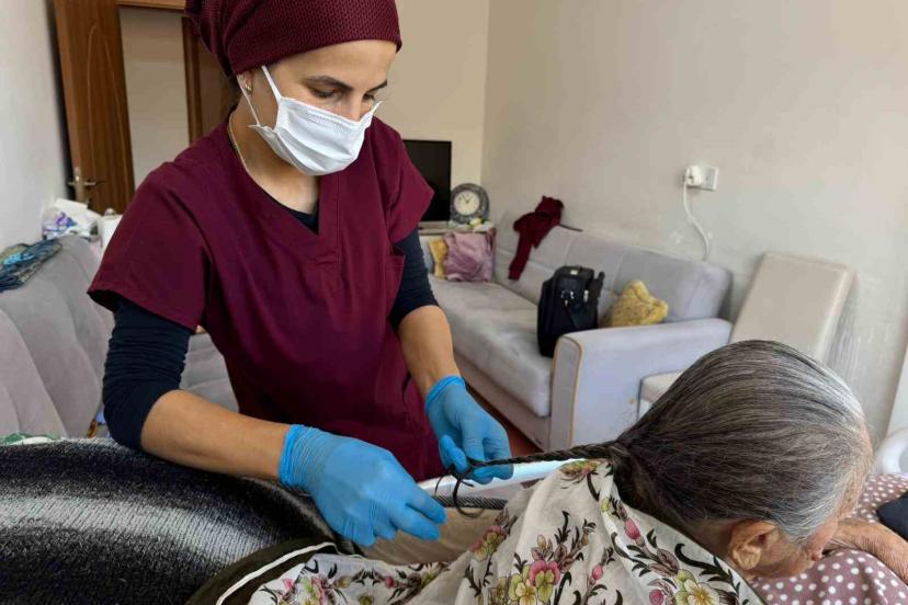 Hacılar’da evde bakım hizmeti gönüllere dokunuyor