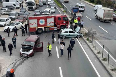 Hafif ticari araç ile otomobil çarpıştı: Yol trafiğe kapandı