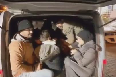 Hafif ticari araca tıka basa doldurulan  13 göçmen yakalandı