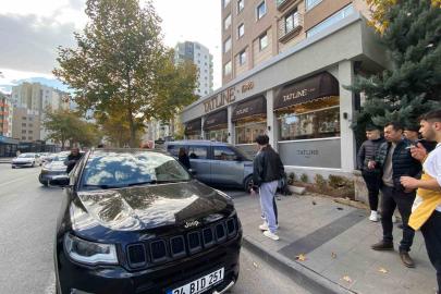 Hafif ticari araçla jeep çarpıştı