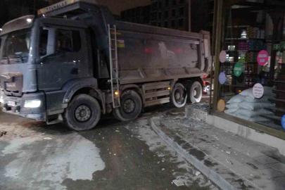 Hafriyat kamyonunun patlayan lastiği iş yerinin camlarını kırdı