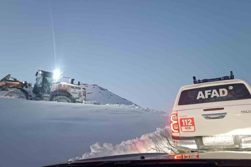 Hakkari’de 3 günlük kurtarma operasyonunda mutlu son: Binmizit yaylasındaki hayvanlar kurtarıldı
