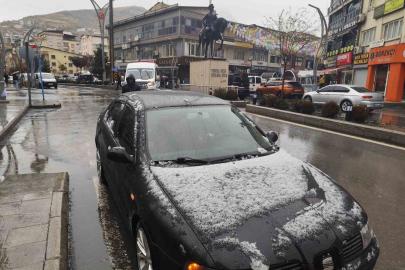 Hakkari’de merkezde yağmur, yüksek kesimlerde kar etkili oldu