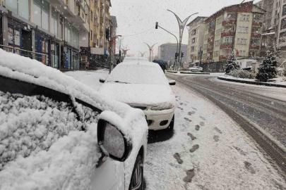 Hakkari’de mevsimin ilk karı yağdı
