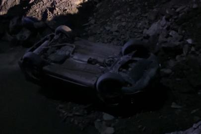 Hakkari’de otomobil dereye uçtu: 2 yaralı