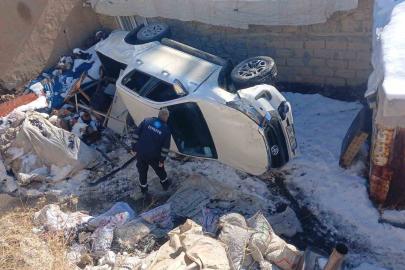 Hakkari’de VEDAŞ personelini taşıyan kamyonet şarampole yuvarlandı