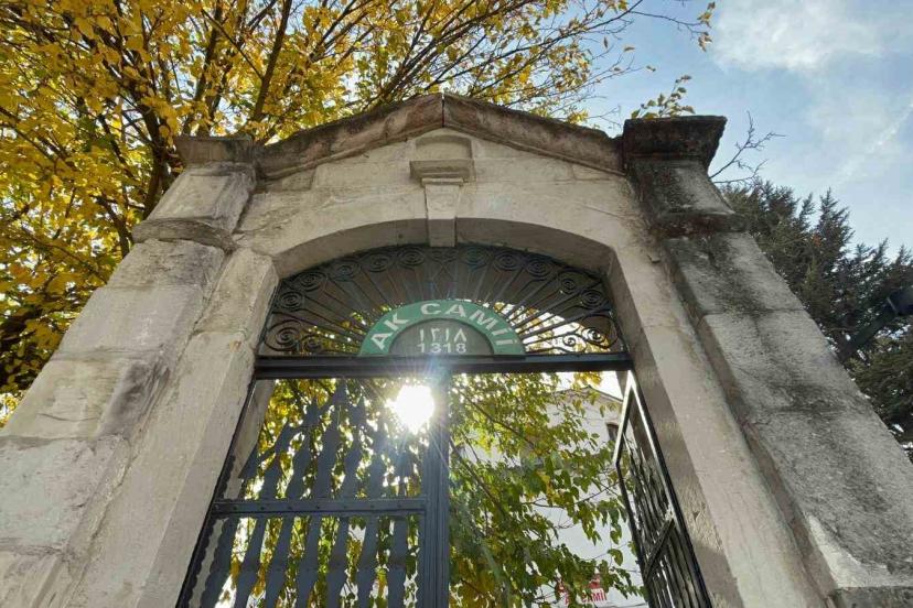 Hamam olarak yapılıp camiye dönüştürülen tarihi yapı 700 yıldır ayakta