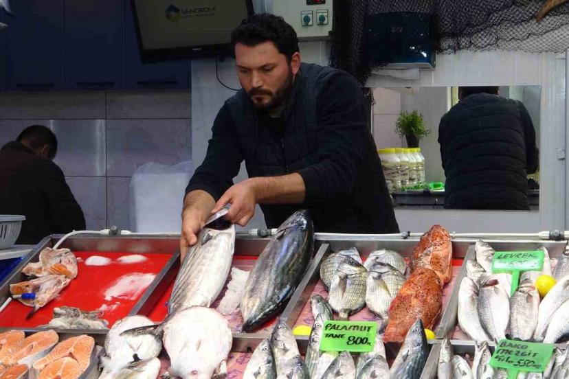 Hamsi denizlerde yüzünü gösterdi tezgahlarda fiyatını korudu