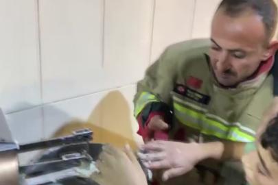 Hamur karıştırma makinesine elini sıkıştıran çocuğu itfaiye kurtardı