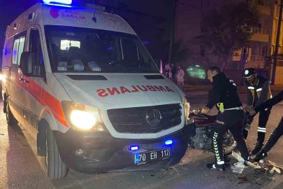 Hastaneye yaralı taşıyan ambulans motosikletle çarpıştı: 1 yaralı