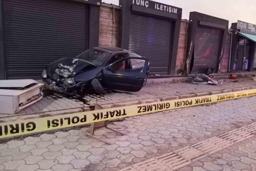 Hatay’da otomobil kaldırımdaki çocuğa çarptı