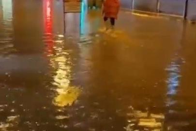 Hatay’da sağanak yağış caddeleri göle çevirdi