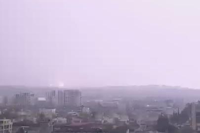 Hatay’da yıldırımın düşme anı kameraya yansıdı