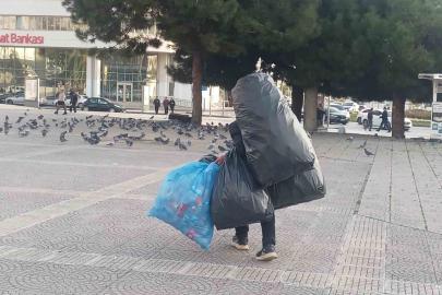 Hayatın yükünü sırtında taşıyor