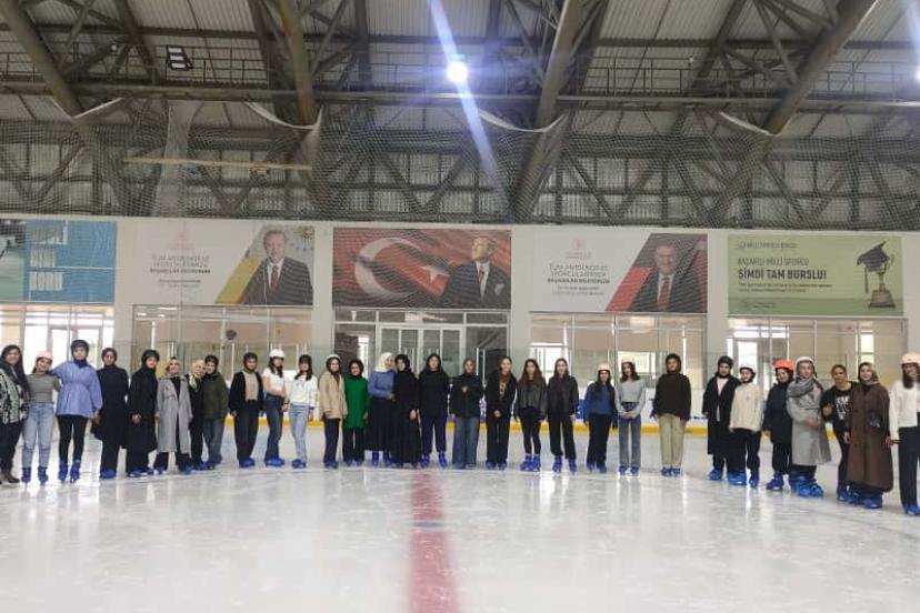 Hem okuyorlar hem buz pateni öğreniyorlar