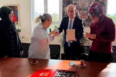 Hisarcık’ta öğretmenlere Türk bayrağı rozeti hediye edildi