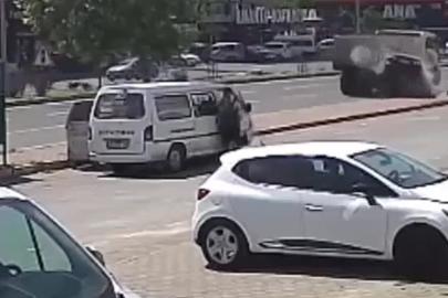 Hızla giden otomobil, kamyonun arkasına böyle girdi