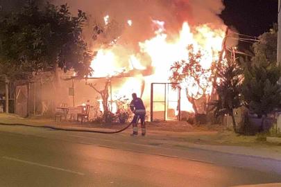 Hobi bahçesindeki baraka alev alev yandı