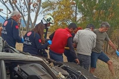 Hurdaya dönen araçtan yaralı kurtuldu